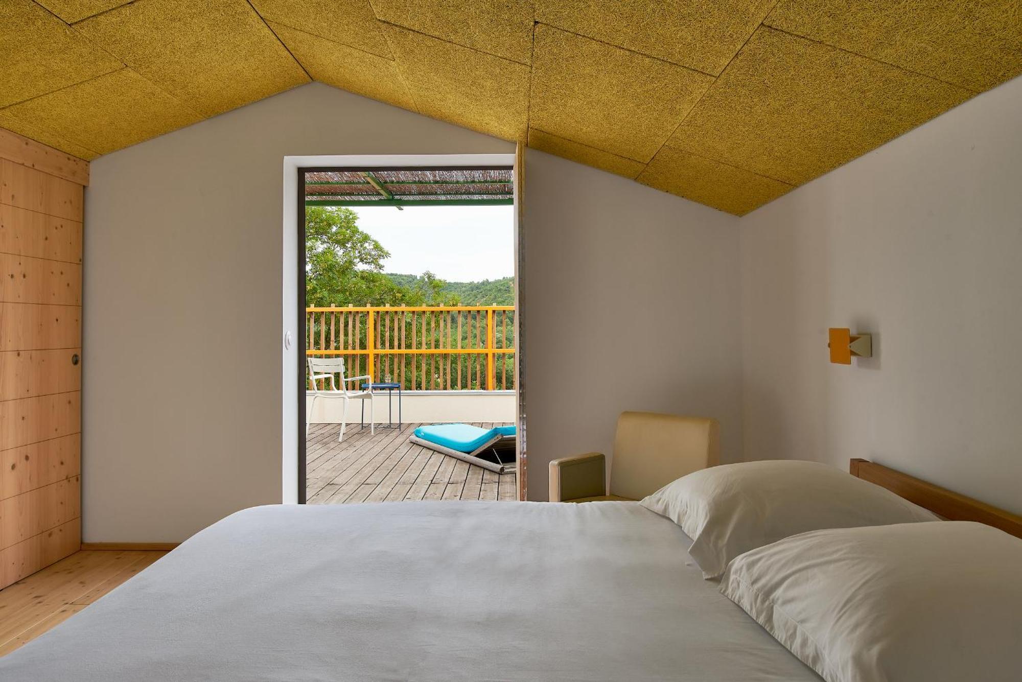 Domaine La Ferme Hi Bride Bed & Breakfast Villelaure Exterior photo